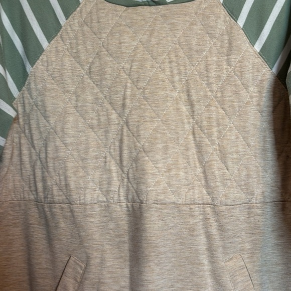 Maurices women’s cream and green hoodie sweatshirt size medium - Picture 3 of 8